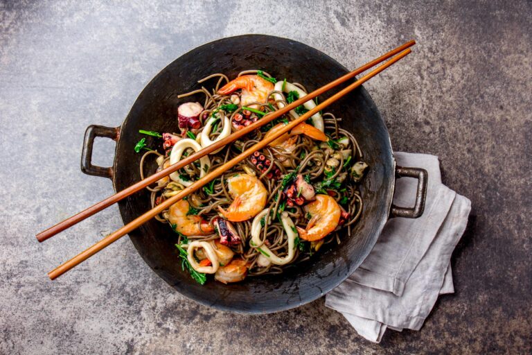 Wok-Pfannen im Test: Die besten Modelle für schnelles Anbraten