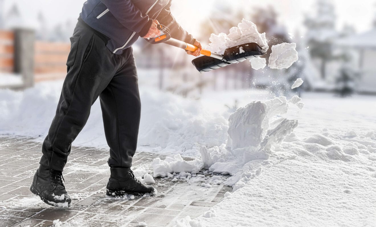 Die besten Schneeschieber mit Rollen im Test 2024