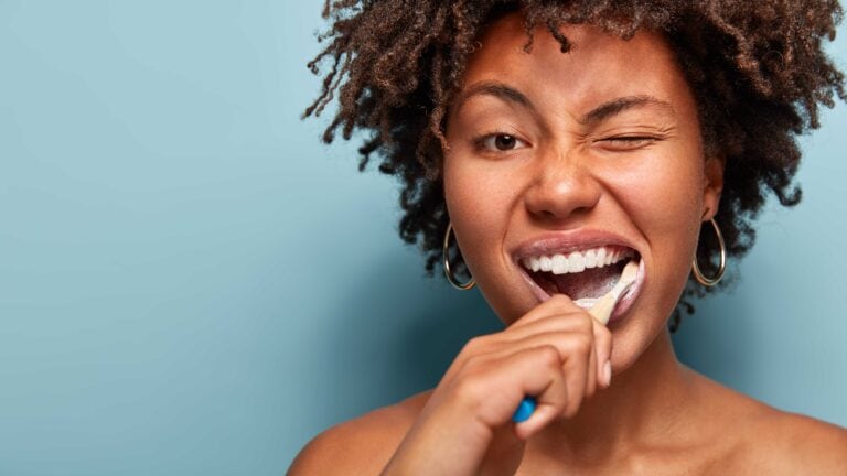 Zahnpasta für weiße Zähne im Test: Blend-a-med, Perlweiss und Twenty4tim sind Testsieger bei Stiftung Warentest