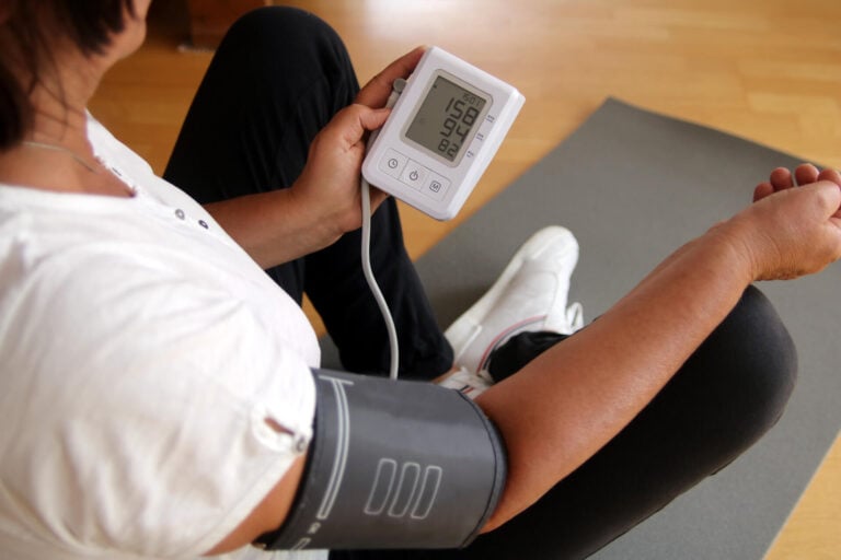 Oberarm oder Handgelenk? Im Vergleich von Haus & Garten Test schneiden viele Blutdruckmessgeräte „sehr gut“ ab