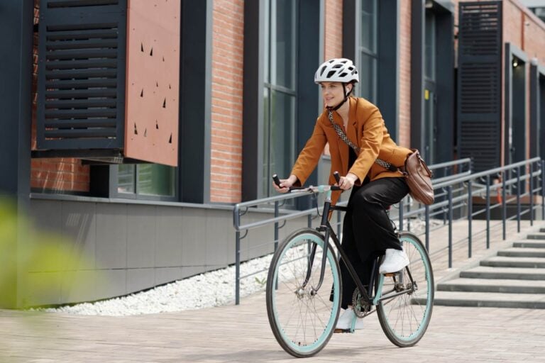 Fahrradhelm kaufen: Testsieger der Stiftung Warentest 4/2024 ist der Uvex Urban Planet LED