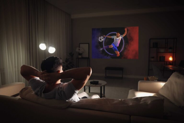 Beamer im Test 2026: Stiftung Warentest kürt die Testsieger für Heimkino und unterwegs
