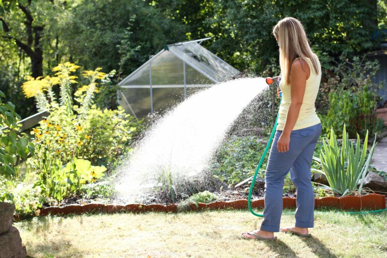 Gartenbrausen im Test 2026: Fiskars und Gardena teilen sich den Testsieg