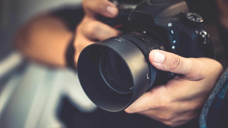Digitalkameras im Test 2026: Sony Alpha 7 V ist Testsieger bei Stiftung Warentest